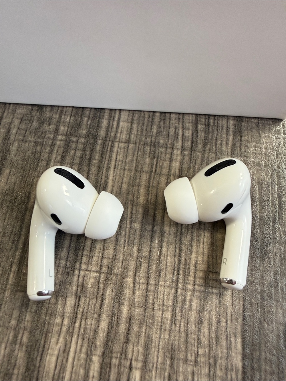 Apple AirPods Pro 1st Generation Wireless Earbuds & Wireless Charging Case - Picture 10 of 14